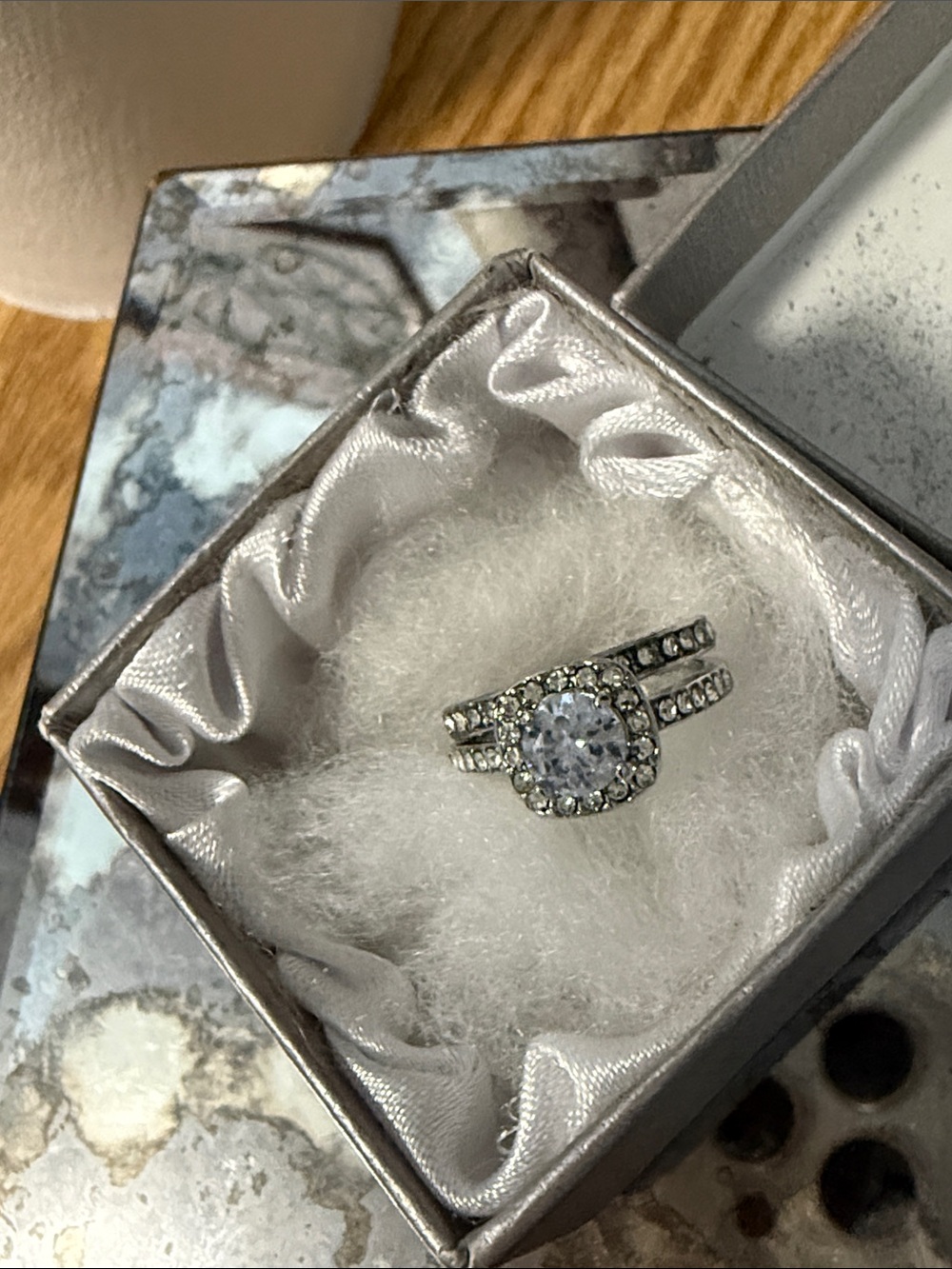 New silver 2pc wedding ring set..
